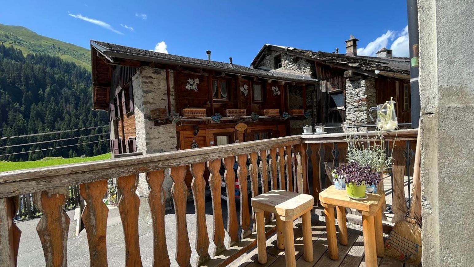 Хостел Petit Velan - Coworking & Coliving Бург-Сент-Пьєр Екстер'єр фото